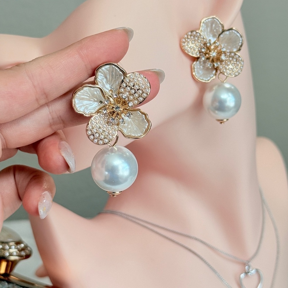 ⚜️ Elegant Gold and Pearl Flower Earrings - Picture 9 of 11
